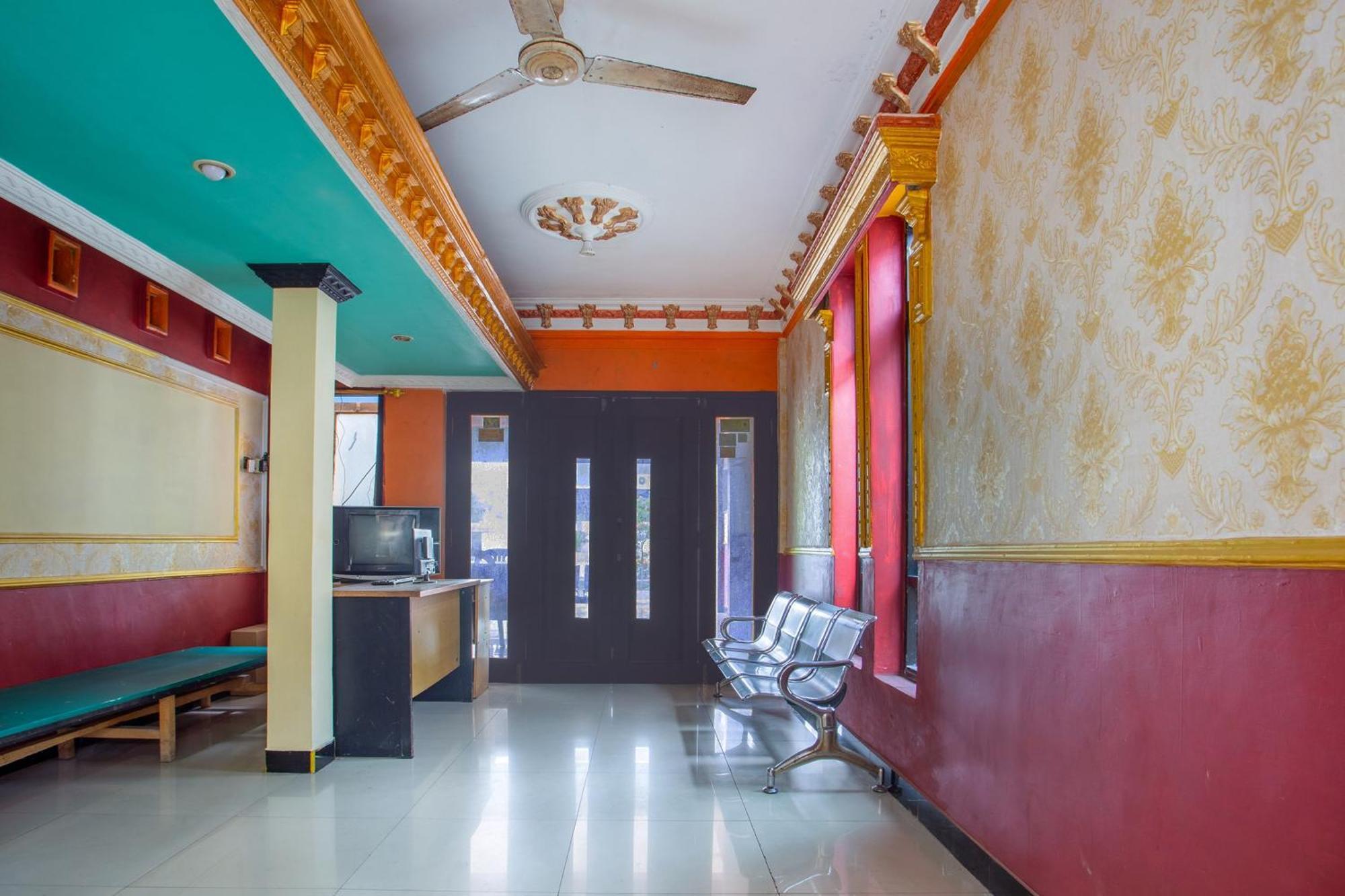 Spot On 2473 Buana Jaya Guest House Cilacap Exterior photo