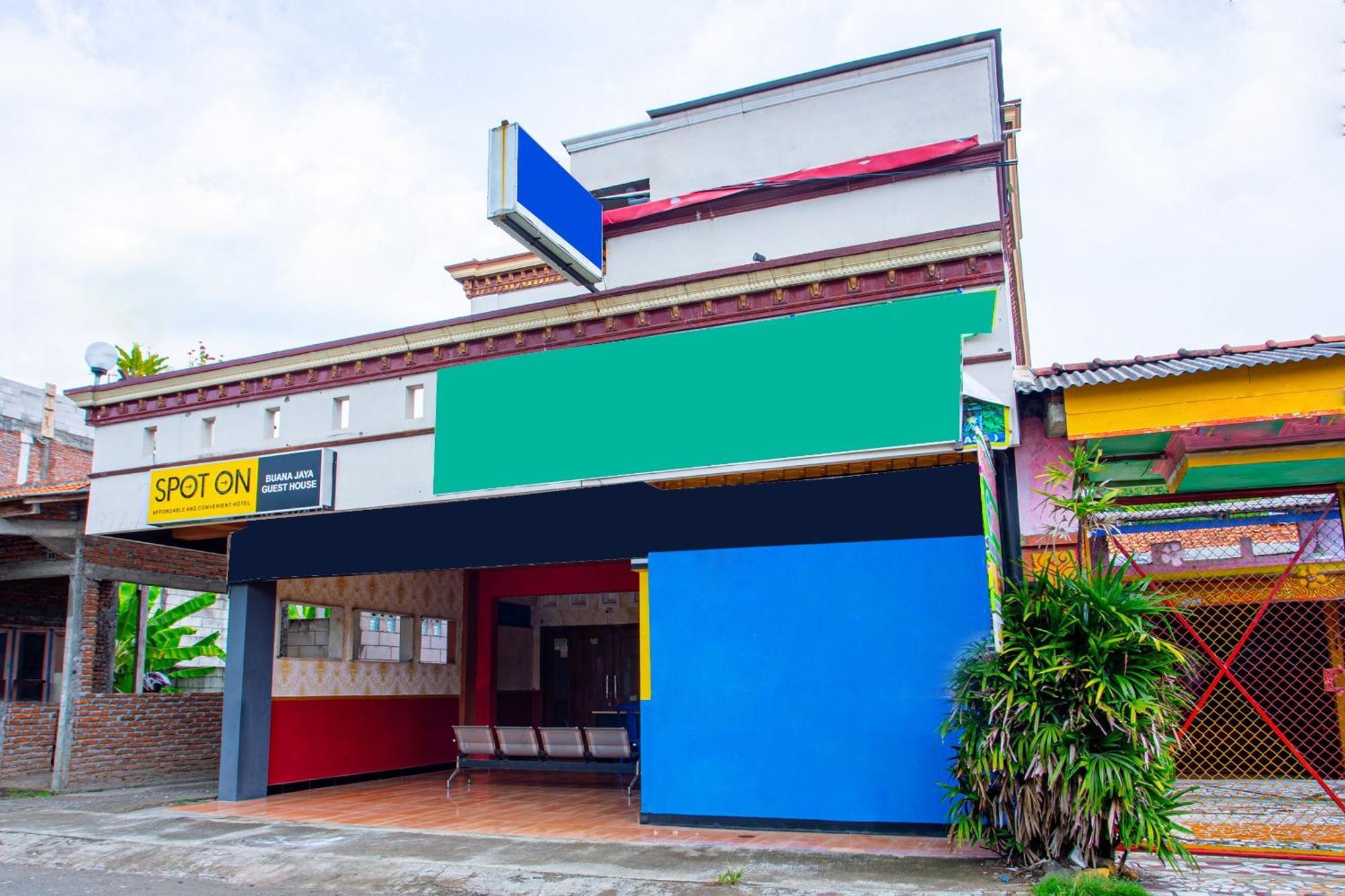 Spot On 2473 Buana Jaya Guest House Cilacap Exterior photo