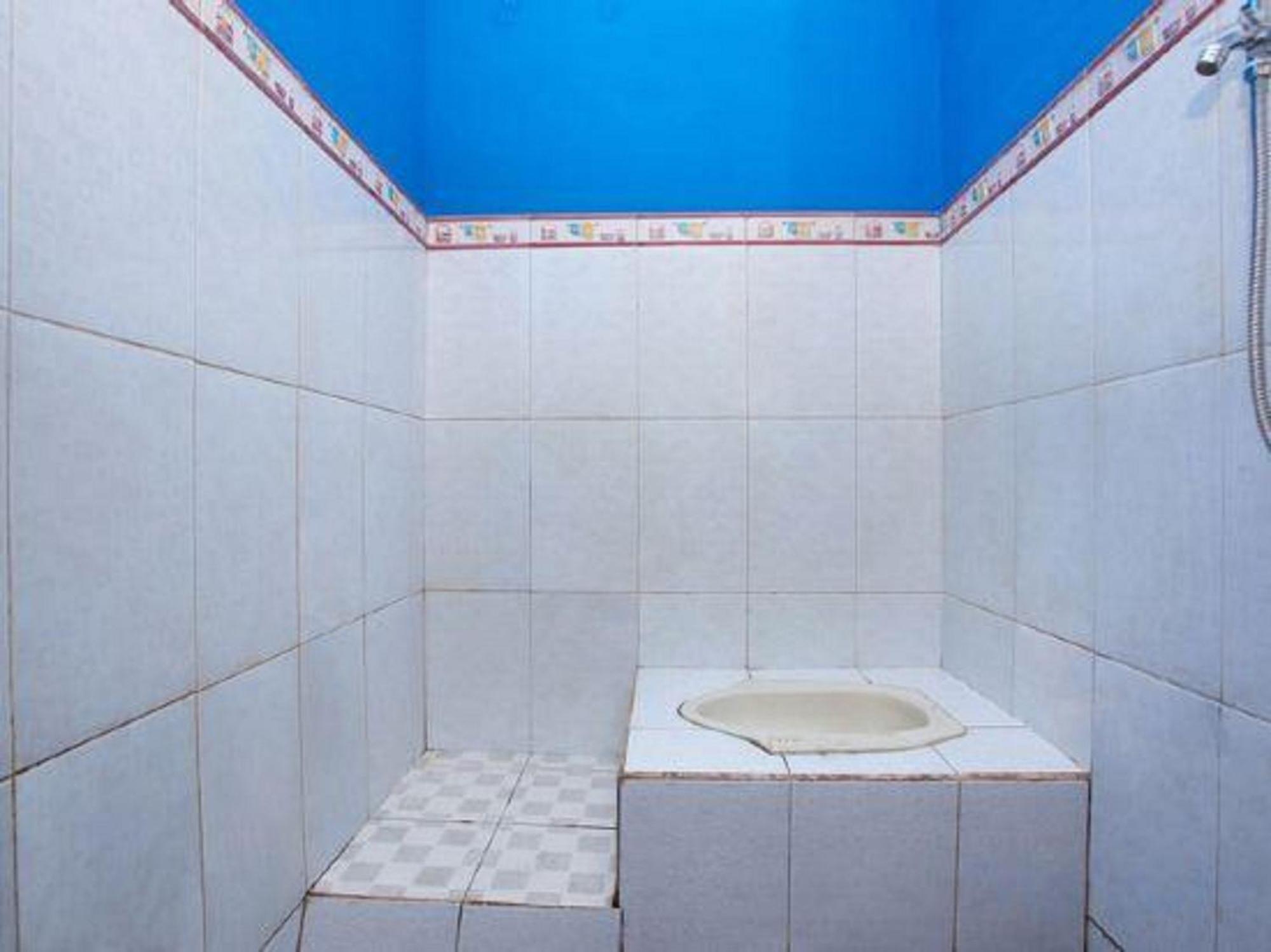 Spot On 2473 Buana Jaya Guest House Cilacap Exterior photo